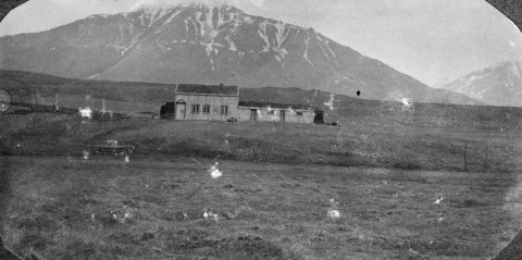 Þetta er Melgerði, sem nú heitir Alda, við Melgerðismela í Eyjafjarðarsveit.  Myndin er úr albúmi sem var í eigu Jóns Norðfjörð. - Minjasafnið á Akureyri / Mynd 300 - 033