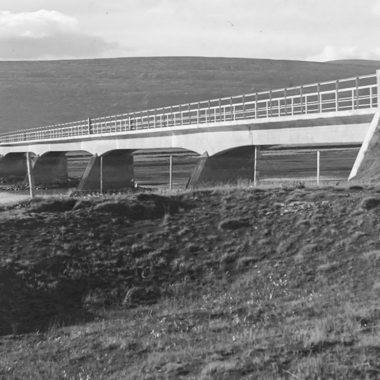 Ólafur Jónsson, ráðunautur og rithöfundur,  tók þessa mynd. Þetta er neðsta brúin á Skjálfandafljóti. Myndin er tekin sunnan vegar við austurendann, í áttina að Kinninni. Seinna var handriðinu breytt.