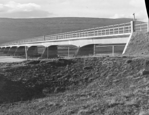 Ólafur Jónsson, ráðunautur og rithöfundur,  tók þessa mynd. Þetta er neðsta brúin á Skjálfandafljóti. Myndin er tekin sunnan vegar við austurendann, í áttina að Kinninni. Seinna var handriðinu breytt.