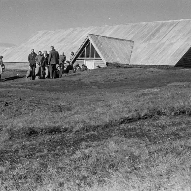 Ólafur Jónsson ráðunautur og rithöfundur  tók myndina, þetta er Stöng í Þjórsárdal.