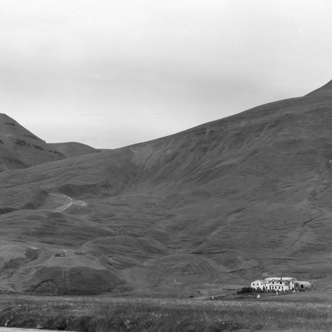 Ólafur Jónsson, ráðunautur og rithöfundur,  tók þessa mynd. Þær upplýsingar hafa borist að þetta eru Gunnsteinsstaðir í Langadal.