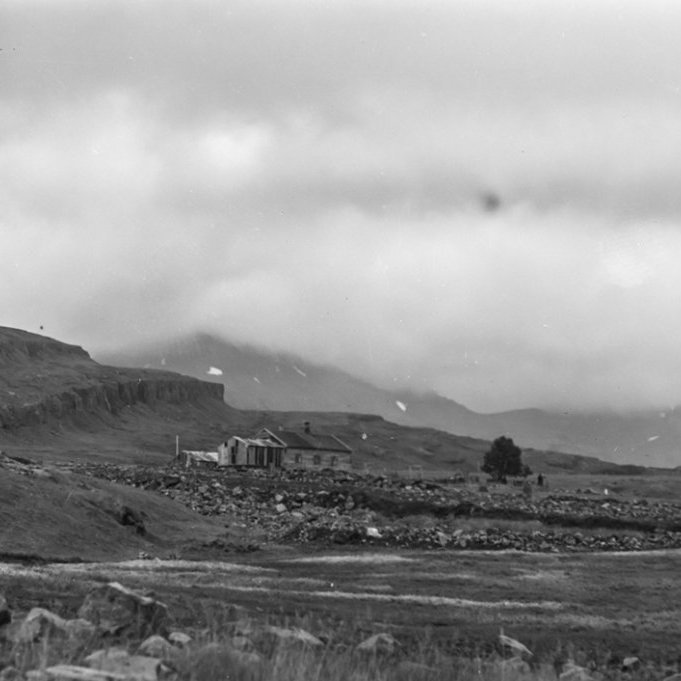 Bærinn Hólmar í Reyðarfirði. Myndin er tekin annað hvort eftir skriðuna sem féll úr Hólmatindi á Hólmatún 15. júlí 1950 eða skriðu sem féll 20. sept 1953. Skriðan rann einnig yfir hluta af kirkjugarðinum. Ólafur Jónsson, ráðunautur og rithöfundur,  tók þessa mynd.  Minjasafnið á Akureyri / a1-04063-04  frá Minjasafninu á Akureyri