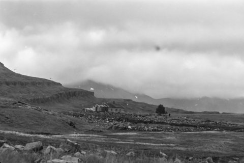 Bærinn Hólmar í Reyðarfirði. Myndin er tekin annað hvort eftir skriðuna sem féll úr Hólmatindi á Hólmatún 15. júlí 1950 eða skriðu sem féll 20. sept 1953. Skriðan rann einnig yfir hluta af kirkjugarðinum. Ólafur Jónsson, ráðunautur og rithöfundur,  tók þessa mynd.  Minjasafnið á Akureyri / a1-04063-04  frá Minjasafninu á Akureyri