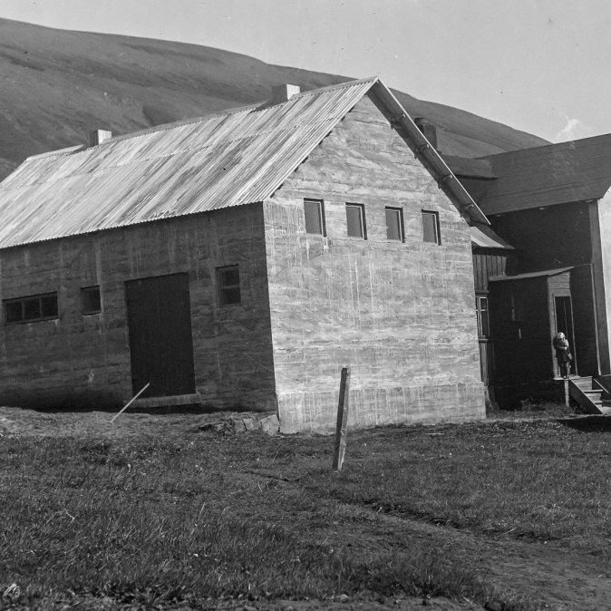Þetta eru Vaglir I í Fnjóskadal, skv. upplýsingum sem borist hafa. Húsin munu hafa verið byggð 1912. Ólafur Jónsson, ráðunautur og rithöfundur,  tók þessa mynd. a1-04070-03  frá Minjasafninu á Akureyri