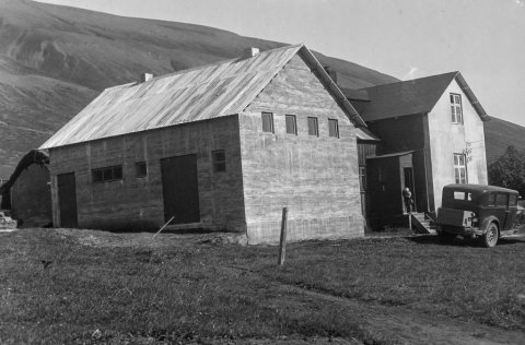 Þetta eru Vaglir I í Fnjóskadal, skv. upplýsingum sem borist hafa. Húsin munu hafa verið byggð 1912. Ólafur Jónsson, ráðunautur og rithöfundur,  tók þessa mynd. a1-04070-03  frá Minjasafninu á Akureyri