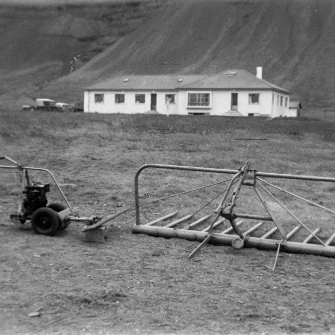 Ólafur Jónsson, ráðunautur og rithöfundur,  tók þessa mynd. Skemmtilegar upplýsingar birtust frá lesendum: Tvær íbúðir voru í tilraunastöðinni, stofan hjá yfirmanninum var þar sem stóri glugginn er, ráðsmaðurinn bjó í hinum endanum. Eldhúsið sneri að fjallinu. Það var í stofunni þarna sem Sigfús Halldórsson samdi hið þekkta lag Litla flugan við ljóð Sigurðar Elíassonar, sem var yfirmaður á tilraunastöðinni.