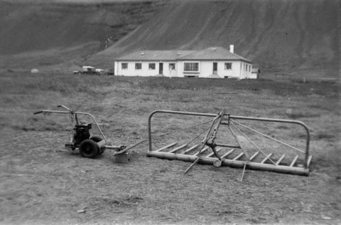 Ólafur Jónsson, ráðunautur og rithöfundur,  tók þessa mynd. Skemmtilegar upplýsingar birtust frá lesendum: Tvær íbúðir voru í tilraunastöðinni, stofan hjá yfirmanninum var þar sem stóri glugginn er, ráðsmaðurinn bjó í hinum endanum. Eldhúsið sneri að fjallinu. Það var í stofunni þarna sem Sigfús Halldórsson samdi hið þekkta lag Litla flugan við ljóð Sigurðar Elíassonar, sem var yfirmaður á tilraunastöðinni.