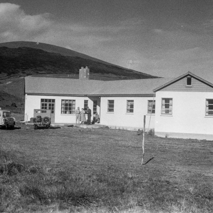 Ólafur Jónsson, ráðunautur og rithöfundur,  tók þessa mynd á jörðinni Sellandi í Fnjóskadal, sem Sigurður O. Björnsson prentsmiðjustjóri keypti og stundaði þar gríðarlega umfangsmikla skógrækt. Sigurður og síðari eiginkona hans, Kristín Bjarnadóttir, eru vinstra megin á stéttinni en ekki er vitað hverjir mennirnir tveir eru. Jeppinn á myndinni var í eigu Sigurðar og Kristínar; strangt til tekið var jeppabifreiðin raunar í eigu Ingibjargar dóttur þeirra, sem vann bílinn í happdrætti þegar hún var sjö ára gömul!