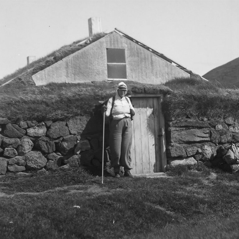 Ólafur Jónsson, ráðunautur og rithöfundur,  tók þessa mynd. Þetta er leitarmannakofi á Þeistareykjum, sjá mynd í Ódáðahrauni, 1. bindi, bls. 40 eftir Ólaf Jónsson. Mynd af kofanum frá öðrum sjónarhorni birtist hér 10. júní, mynd númer 83