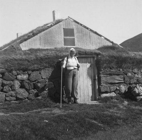 Ólafur Jónsson, ráðunautur og rithöfundur,  tók þessa mynd. Þetta er leitarmannakofi á Þeistareykjum, sjá mynd í Ódáðahrauni, 1. bindi, bls. 40 eftir Ólaf Jónsson. Mynd af kofanum frá öðrum sjónarhorni birtist hér 10. júní, mynd númer 83