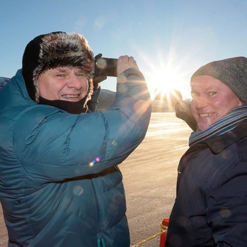 Fluggeggjarar! Hörður Geirsson og Njáll Trausti Friðbertsson biðu spenntir með símann á lofti, tilbúnir að taka mynd, nokkrum andartökum áður en vél easyJet lenti á Akureyrarflugvelli. Ljósmynd: Skapti Hallgrímsson