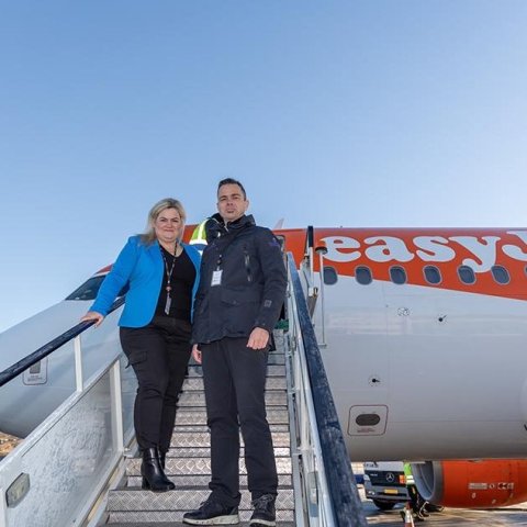 Stór stund! Þau hafa lengið unnið að því að koma á beinu flugi easyJet til Akureyrar. Arnheiður Jóhannsdóttir, framkvæmdastjóri Markaðsstofu Norðurlands, og Hjalti Páll Þórarinsson, verkefnastjóri hjá Markaðsstofunni og Flugklasanum Air66N. Ljósmynd: ISAV