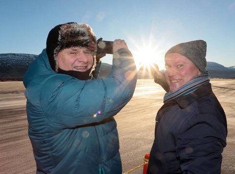 Fluggeggjarar! Hörður Geirsson og Njáll Trausti Friðbertsson biðu spenntir með símann á lofti, tilbúnir að taka mynd, nokkrum andartökum áður en vél easyJet lenti á Akureyrarflugvelli.  Ljósmynd: Skapti Hallgrímsson