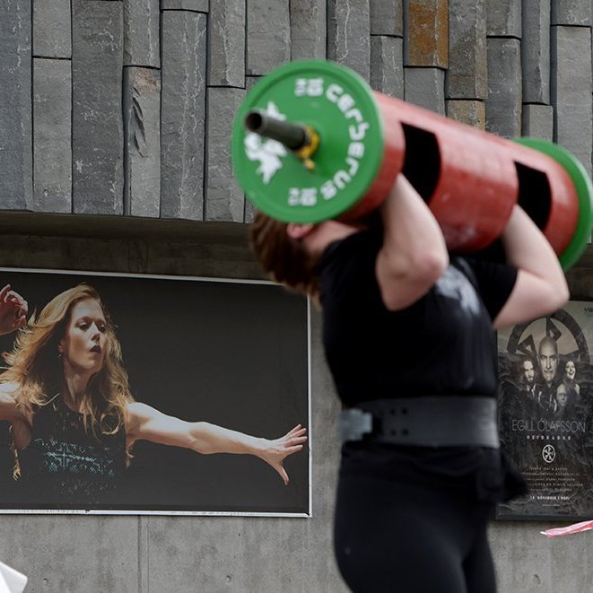 Keppnin „Aflraunameistari Íslands“ og Íslandsmót í drumbalyftu – Listrænn kraftur og mýkt einkenndu stórkostlega tónleika Sinfóníuhljómveitar Íslands í Hofi á dögunum undir stjórn meistarans Barböru Hannigan; hún prýðir enn Hof að utan og engu líkara er á myndinn en hún vilja stjórna lyftunni sem þarna er framkvæmd ...