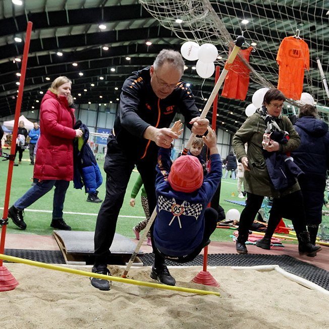 80 ára afmælishátíð ÍBA – Ungmennafélag Akureyrar. Unnar Vilhjálmsson leiðbeinir ungum stangarstökkvara. Mynd: Skapti Hallgrímsson