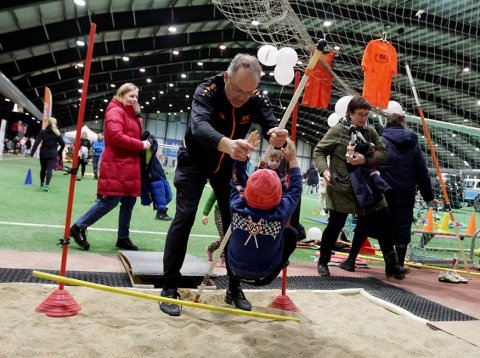 80 ára afmælishátíð ÍBA – Ungmennafélag Akureyrar. Unnar Vilhjálmsson leiðbeinir ungum stangarstökkvara. Mynd: Skapti Hallgrímsson