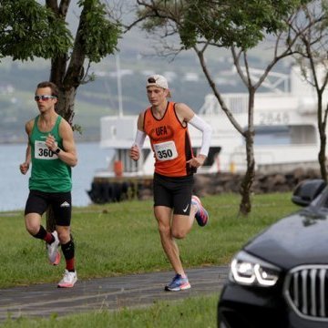 Baldvin Þór Magnússon og Arnar Pétursson nýfarnir af stað í hálfmaraþoninu. Ljósmynd: Skapti Hallgrímsson