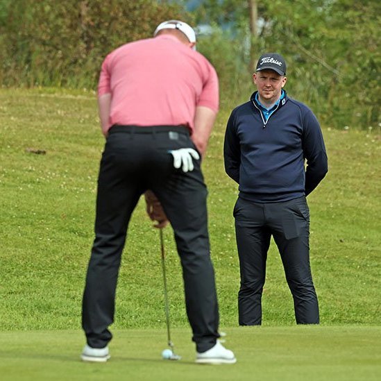 Ingi Steinar Ellertsson púttar