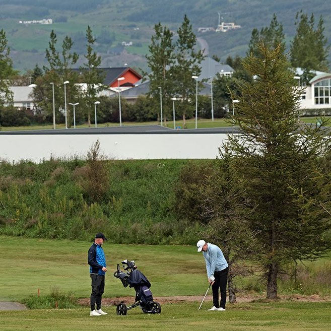 Óskar Páll Valsson slær inn á flöt á 2. braut síðasta daginn.