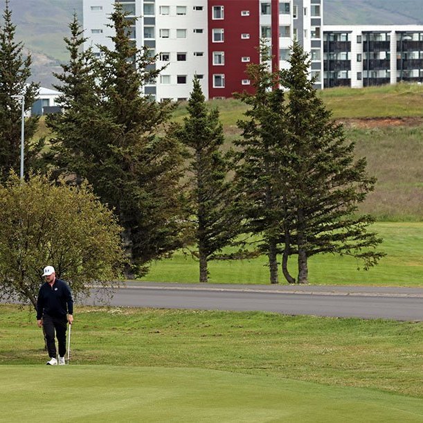 Tumi Hrafn Kúld undirbýr pútt á 2. braut síðasta daginn.