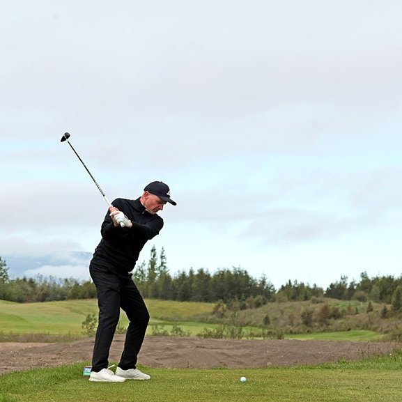 Heiðar Davíð Bragason slær upphafshöggið á 3. braut síðasta daginn.