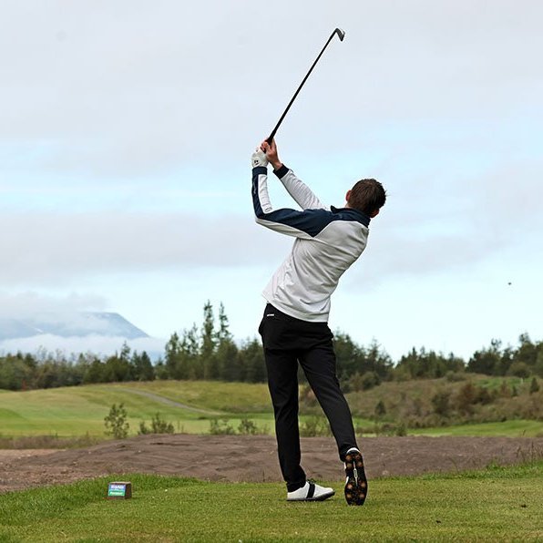 Valur Snær Guðmundsson slær upphafshöggið á 3. braut síðasta daginn.