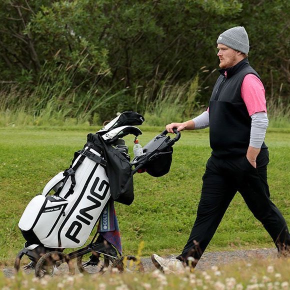 Víðir Steinar Tómasson eftir upphafshöggið á 18. braut síðasta daginn