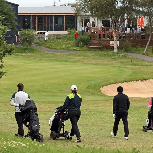 Síðasta hollið í meistaraflokki gengur niður að 18. flöt á síðasta keppnisdegi.