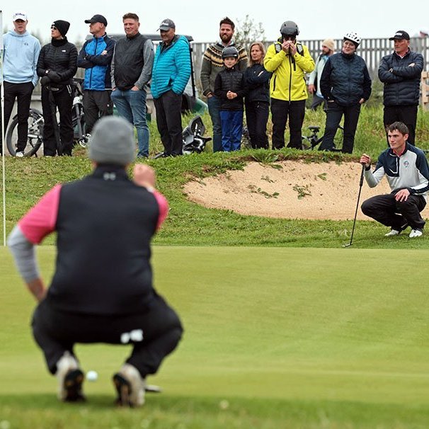 Valur Snær Guðmundsson og Víðir Steinar Tómasson í blálokin, á 18. flöt á síðasta degi mótsins.