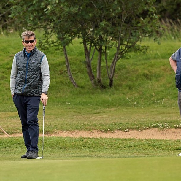 Birgir Ingvason, til vinstri, og Heimir Jóhannsson á 18. og síðustu flötinni á Jaðarsvelli þegar keppni í flokki 70 ára og eldri var að ljúka. Birgir hafði talsverða yfirburði og Heimir varð lang-næst fyrstur!