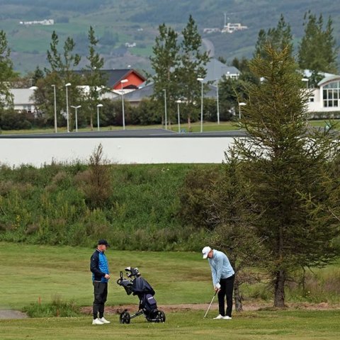 Óskar Páll Valsson slær inn á flöt á 2. braut síðasta daginn.