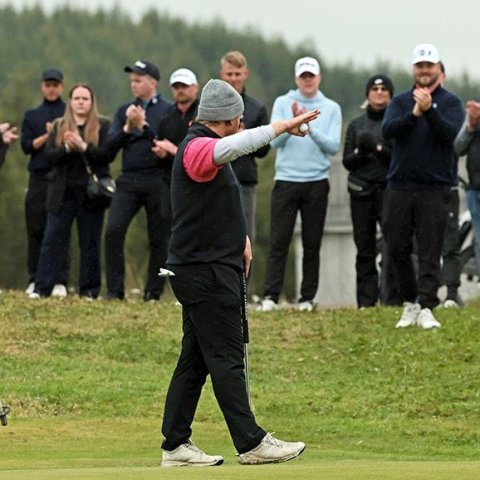Sigurinn í höfn! Víðir Steinar Tómasson eftir síðasta púttið á lokaholunni.