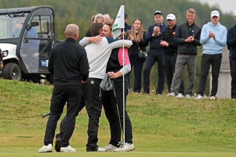 Til hamingju! Víðir Steinar Tómasson tekur á móti þakkarfaðmi Vals Snæs Guðmundssonar eftir síðasta pútt mótsins, að lokinni æsispennandi baráttu þeirra um sigur.