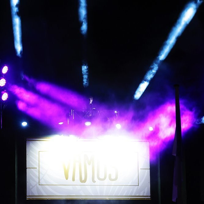 Strax að Stórtónleikunum á Ráðhústorgi loknum tók góður maður sig til og þeytti skífum – eins og það var kallað í gamla daga – af þaki skemmtistaðarins Vamos. Í den tid var starfsheitið plötusnúður, nú kallast svona maður „dídjei“ en hvað sem því líður var músíkin taktföst og fín. Mynd: Skapti Hallgrímsson