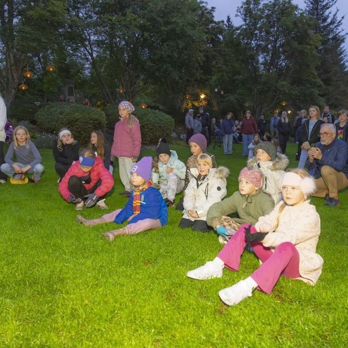 Akureyrarvaka 2025 - Setningarathöfnin Rökkurró í Lystigarðinum á afmælisdegi Akureyrarbæjar, föstudagskvöldið 29. ágúst. Mynd: Hilmar Friðjónsson