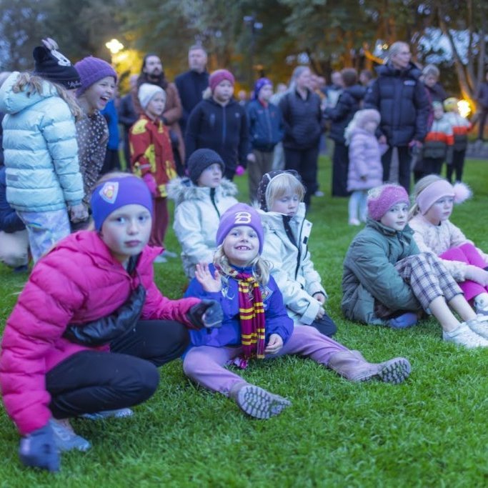 Akureyrarvaka 2025 - Setningarathöfnin Rökkurró í Lystigarðinum á afmælisdegi Akureyrarbæjar, föstudagskvöldið 29. ágúst. Mynd: Hilmar Friðjónsson