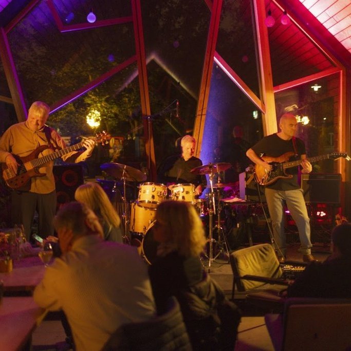 Akureyrarvaka 2025 - Djasstríó Kristjáns Edelstein á veitingastaðnum LYST í Lystigarðinum eftir setningarathöfnina Rökkurró. Mynd: Hilmar Friðjónsson