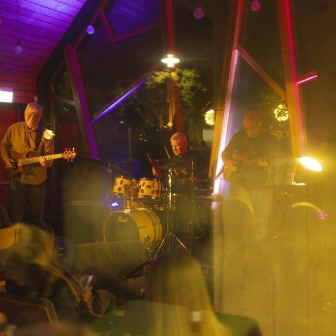 Akureyrarvaka 2025 - Djasstríó Kristjáns Edelstein á veitingastaðnum LYST í Lystigarðinum eftir setningarathöfnina Rökkurró. Mynd: Hilmar Friðjónsson