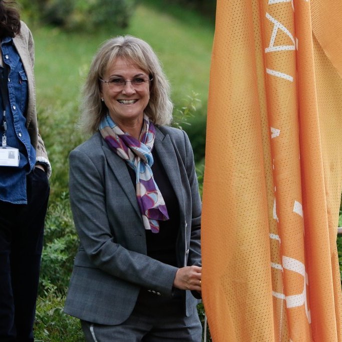 Halla Björk Reynisdóttir, forseti bæjarstjórnar, dró fána Akureyrarvöku að húni ásamt leikskólabörnum frá Tröllaborg og Krógabóli. Mynd: Rakel Hinriksdóttir