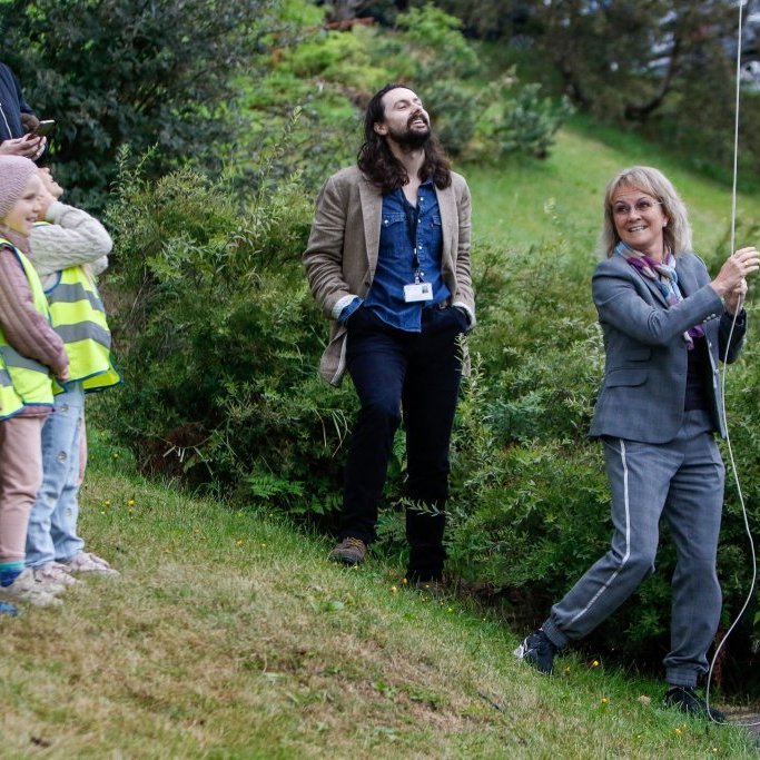 Halla Björk Reynisdóttir, forseti bæjarstjórnar, dró fána Akureyrarvöku að húni ásamt leikskólabörnum frá Tröllaborg og Krógabóli. Mynd: Rakel Hinriksdóttir