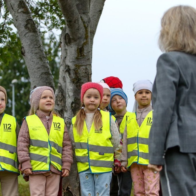 Leikskólabörn af Tröllaborg og Krógabóli þegar fáni Akureyrarvöku var dreginn að húni efst í Listagilinu á föstudagsmorgun. Mynd: Rakel Hinriksdóttir
