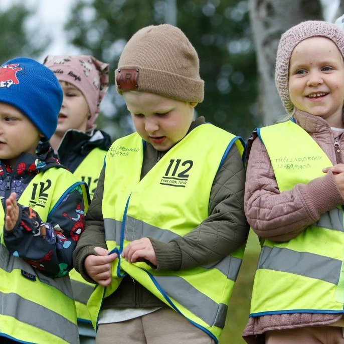 Leikskólabörn af Tröllaborg og Krógabóli þegar fáni Akureyrarvöku var dreginn að húni efst í Listagilinu á föstudagsmorgun. Mynd: Rakel Hinriksdóttir