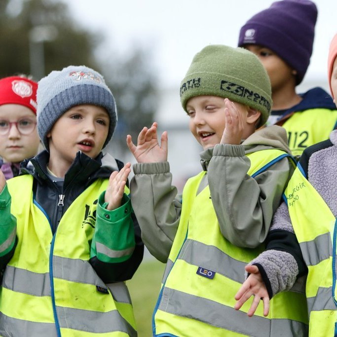 Leikskólabörn af Tröllaborg og Krógabóli þegar fáni Akureyrarvöku var dreginn að húni efst í Listagilinu á föstudagsmorgun. Mynd: Rakel Hinriksdóttir