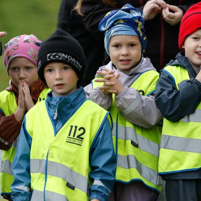 Leikskólabörn af Tröllaborg og Krógabóli þegar fáni Akureyrarvöku var dreginn að húni efst í Listagilinu á föstudagsmorgun. Mynd: Rakel Hinriksdóttir