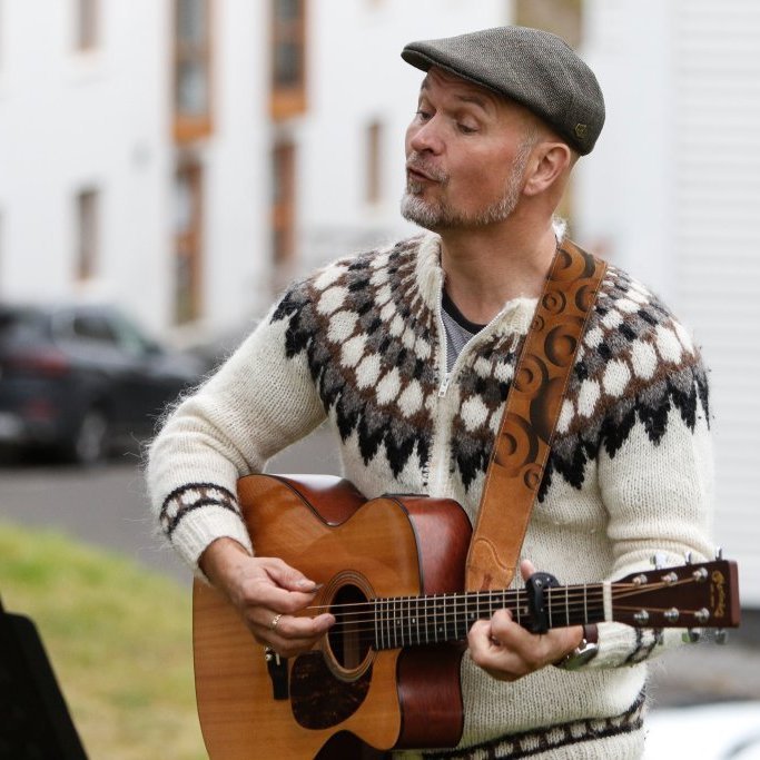 Ívar Helgason söng með börnunum við fánaathöfnina. Akureyrarvaka 2025. Ljósmyndari: Rakel Hinriksdóttir