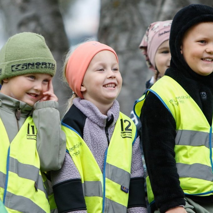 Leikskólabörn af Tröllaborg og Krógabóli þegar fáni Akureyrarvöku var dreginn að húni efst í Listagilinu á föstudagsmorgun. Mynd: Rakel Hinriksdóttir