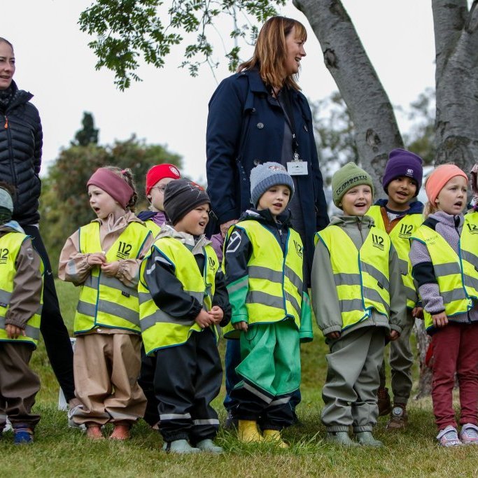 Leikskólabörn af Tröllaborg og Krógabóli þegar fáni Akureyrarvöku var dreginn að húni efst í Listagilinu á föstudagsmorgun. Mynd: Rakel Hinriksdóttir