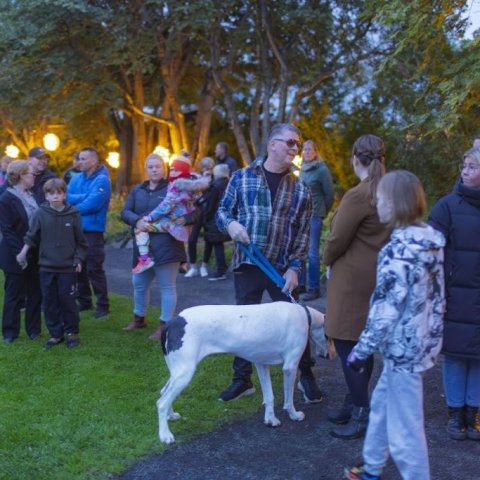 Akureyrarvaka 2025 - Setningarathöfnin Rökkurró í Lystigarðinum á afmælisdegi Akureyrarbæjar, föstudagskvöldið 29. ágúst. Mynd: Hilmar Friðjónsson