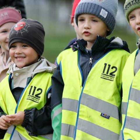 Leikskólabörn af Tröllaborg og Krógabóli þegar fáni Akureyrarvöku var dreginn að húni efst í Listagilinu á föstudagsmorgun. Mynd: Rakel Hinriksdóttir