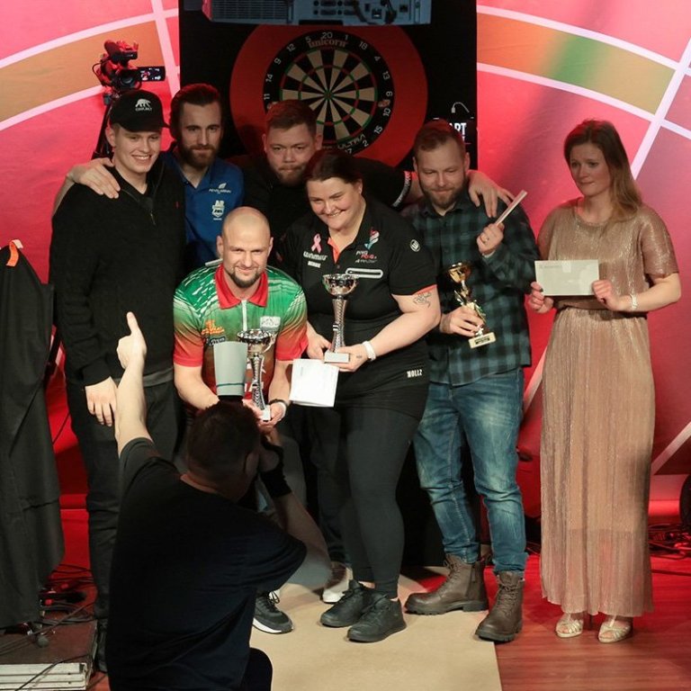 Verðlaunahafar á Akureyri Open brosa fyrir ljósmyndarann Ármann Hinrik á sviðinu í Sjallanum! Frá vinstri: Alexander Veigar, Matthías Örn Friðriksson, Dilyan Kolev, Valur Guðbjörn Sigurgeirsson, Brynja Herborg, Þröstur Þór Sigurðsson og Ingibjörg Magnúsdóttir. Ljósmynd: Skapti Hallgrímsson